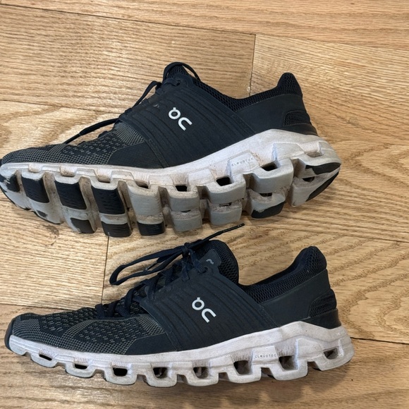 On Running women’s Black Athletic Shoes - Picture 2 of 5